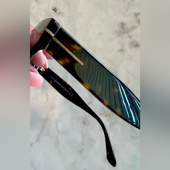 TOM FORD Cats Eye polarized sunglasses with case. - Picture 5 of 6